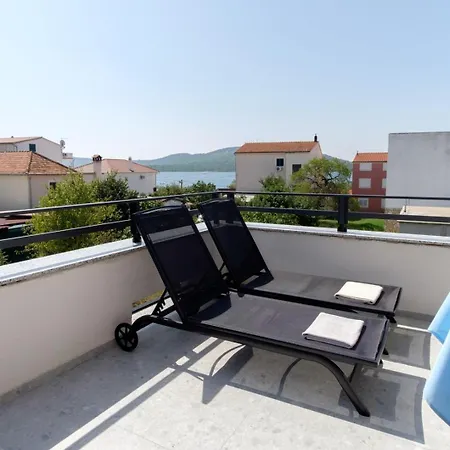 Complex 50 Meters To The Sea Guest house Pirovac