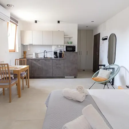 Complex 50 Meters To The Sea Affittacamere Pirovac