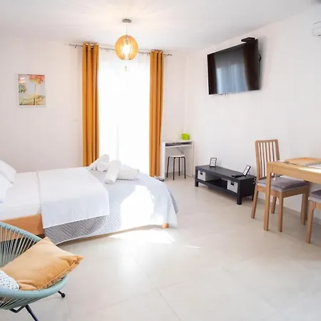 Complex 50 Meters To The Sea Guest house