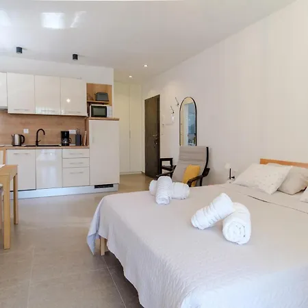 Complex 50 Meters To The Sea Guest house Pirovac