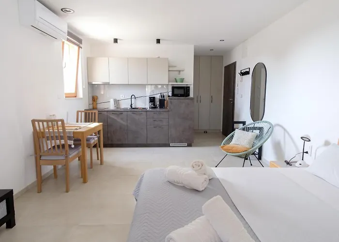 Complex 50 Meters To The Sea Affittacamere Pirovac