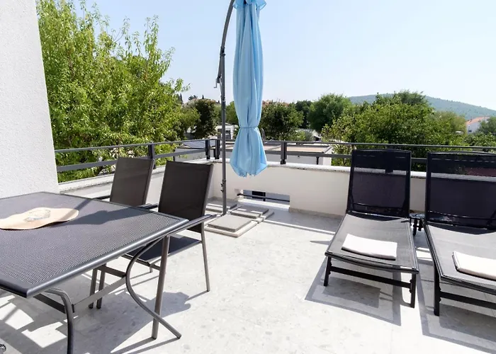 Complex 50 Meters To The Sea Affittacamere Pirovac