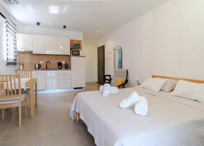 Complex 50 Meters To The Sea Affittacamere Pirovac